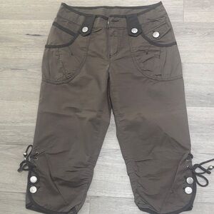Women’s Ankle Crop Cargo Pants in Brown